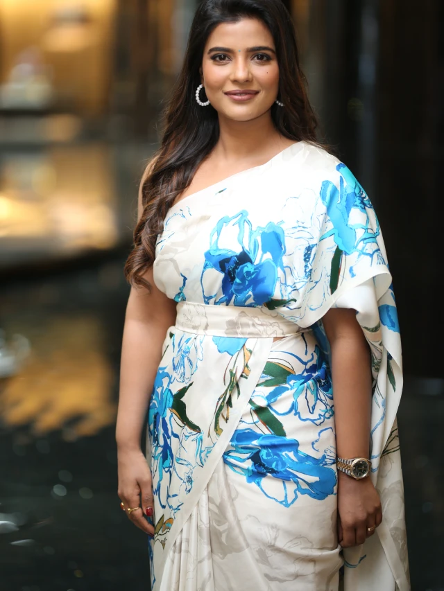 Aishwarya Rajesh Cute Looks in Saree