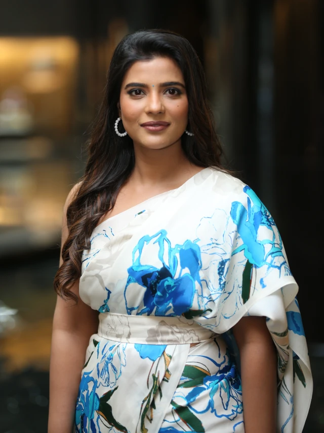 Aishwarya Rajesh Cute Looks in Saree