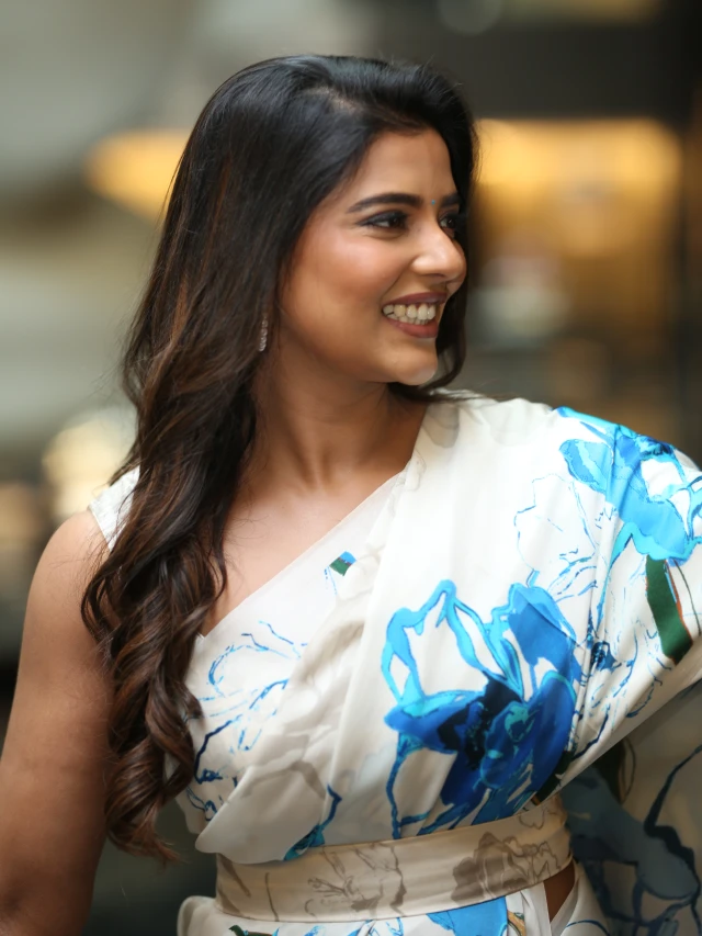 Aishwarya Rajesh Cute Looks in Saree