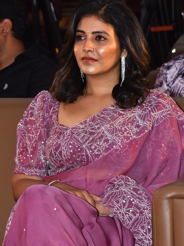 Anjali Stunning Looks in Saree at Makutam Song Launch Event