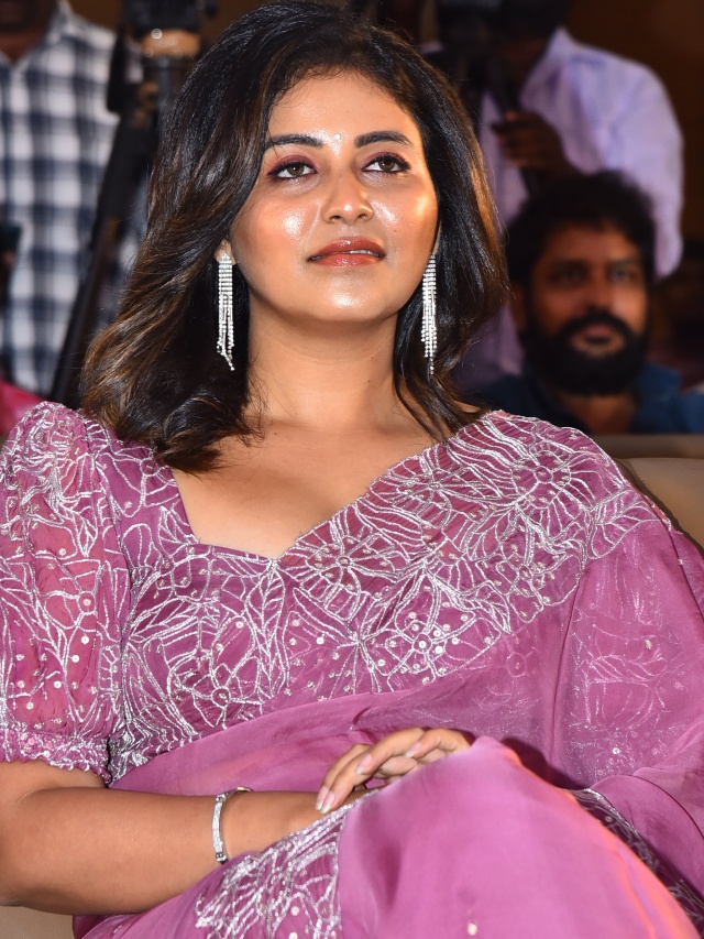 Anjali Stunning Looks in Saree at Makutam Song Launch Event