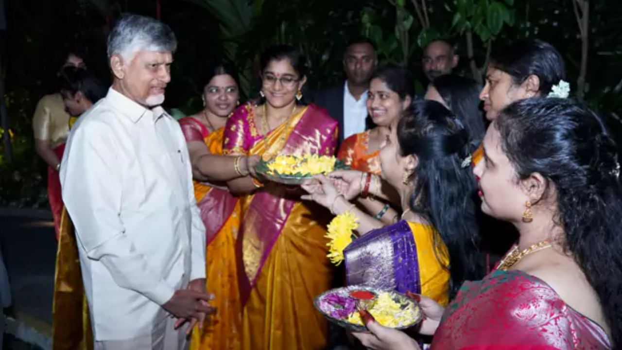 Cm Chandrababu Naidu: సింగపూర్ చేరుకున్న సీఎం చంద్రబాబు.. ఘనస్వాగతం పలికిన తెలుగు ప్రజలు