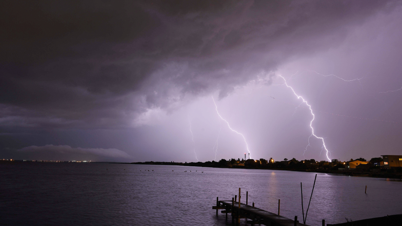 Ap Rains: ఏపీకి భారీ వర్షాల హెచ్చరిక.. ఉరుములు, పిడుగులు, ఈదురుగాలులతో జోరుగా వానలు.. ఈ జిల్లాల ప్రజలు అప్రమత్తంగా ఉండండి!