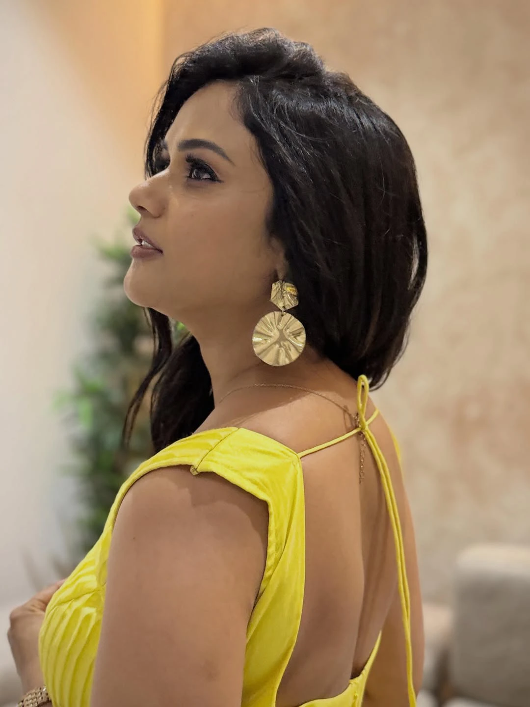 Ariyana Glory Shows her Beauty in Long Frock