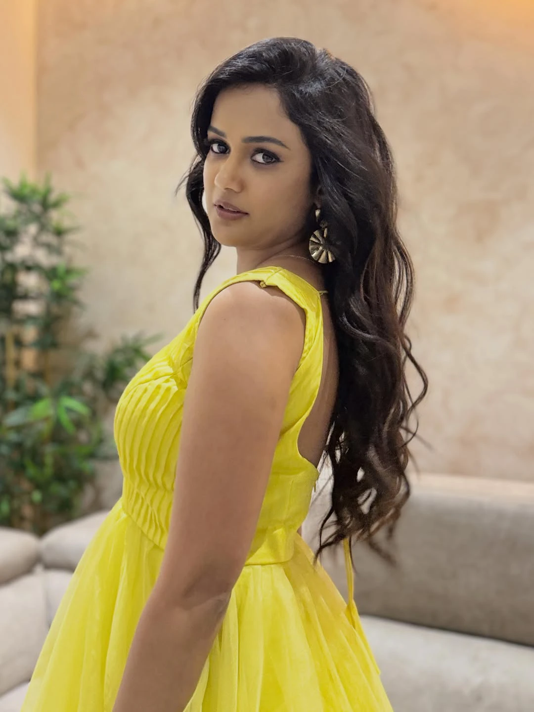 Ariyana Glory Shows her Beauty in Long Frock