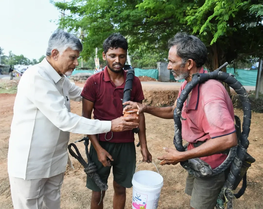 CM Chandrababu Naidu Drinks Palm Toddy