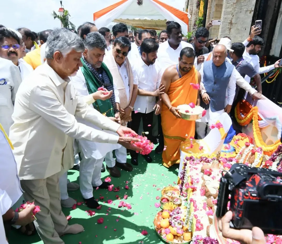 Three CM's Chandrababu Naidu Revanth Reddy DK Shivakumar on Same Stage