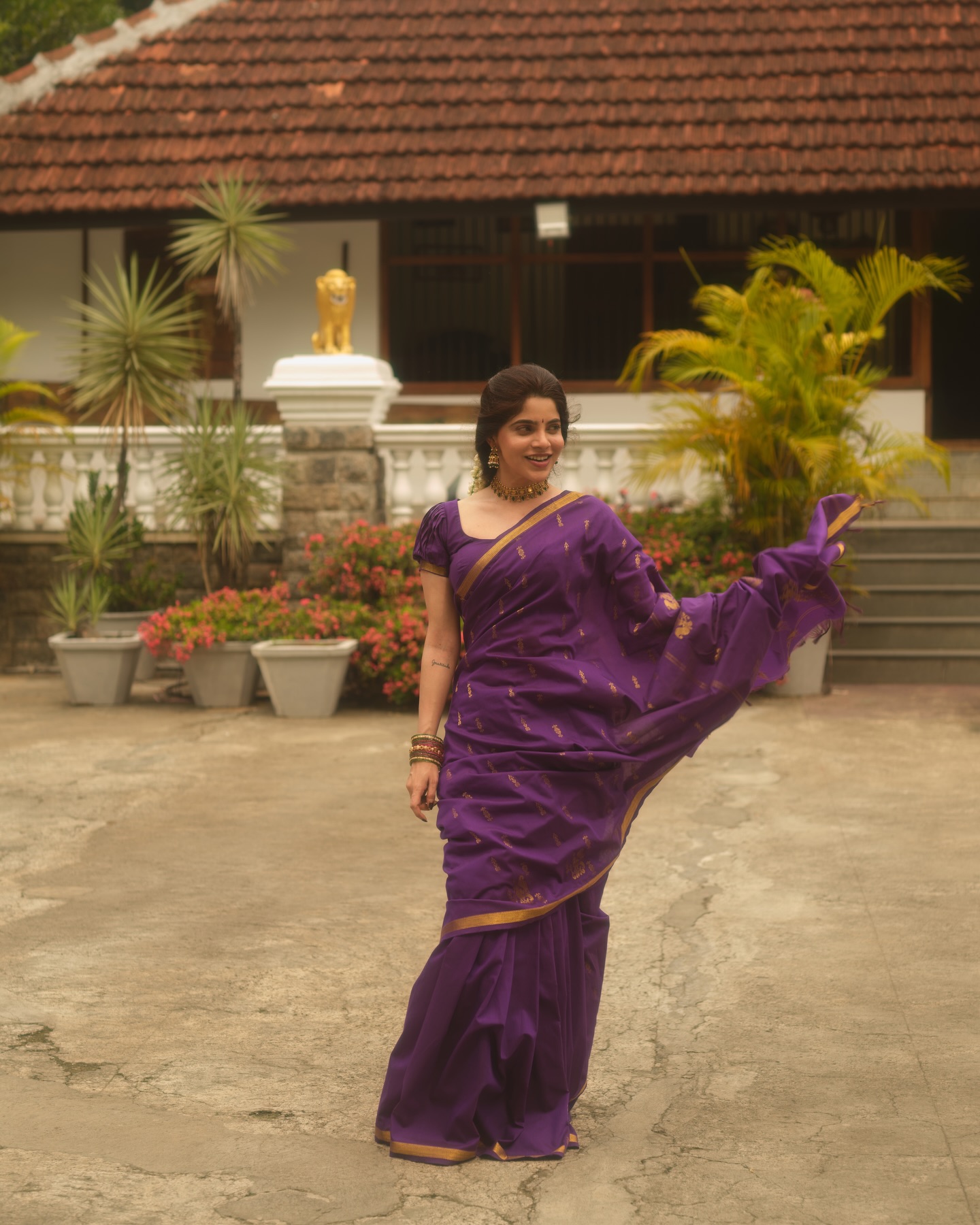 Divyabharathi Traditional Looks in Silk Saree