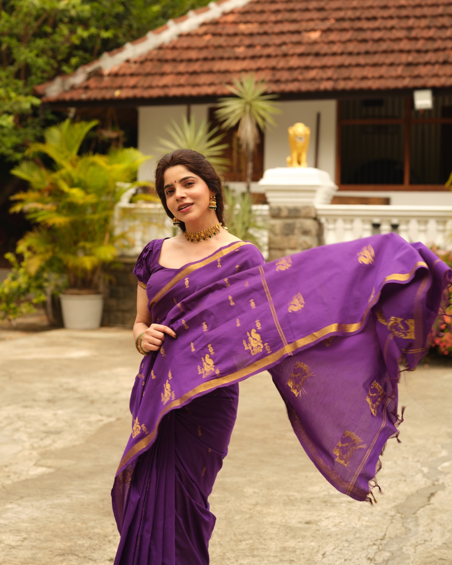 Divyabharathi Traditional Looks in Silk Saree