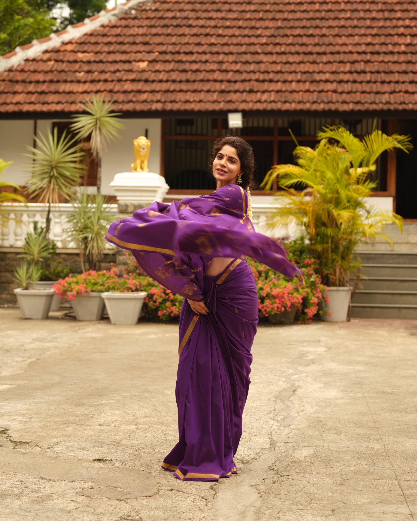 Divyabharathi Traditional Looks in Silk Saree