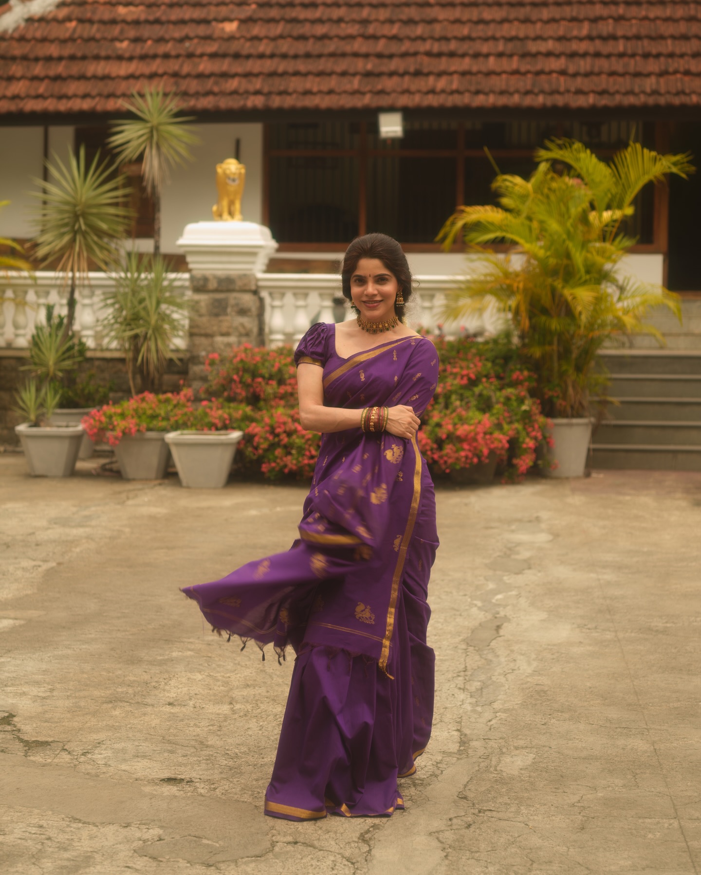 Divyabharathi Traditional Looks in Silk Saree