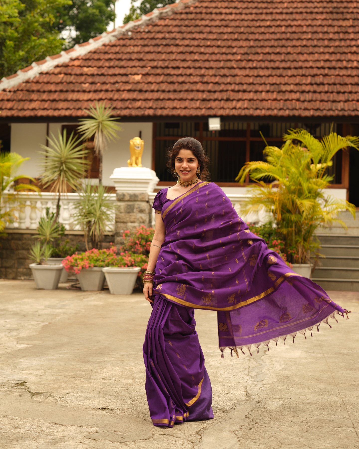 Divyabharathi Traditional Looks in Silk Saree