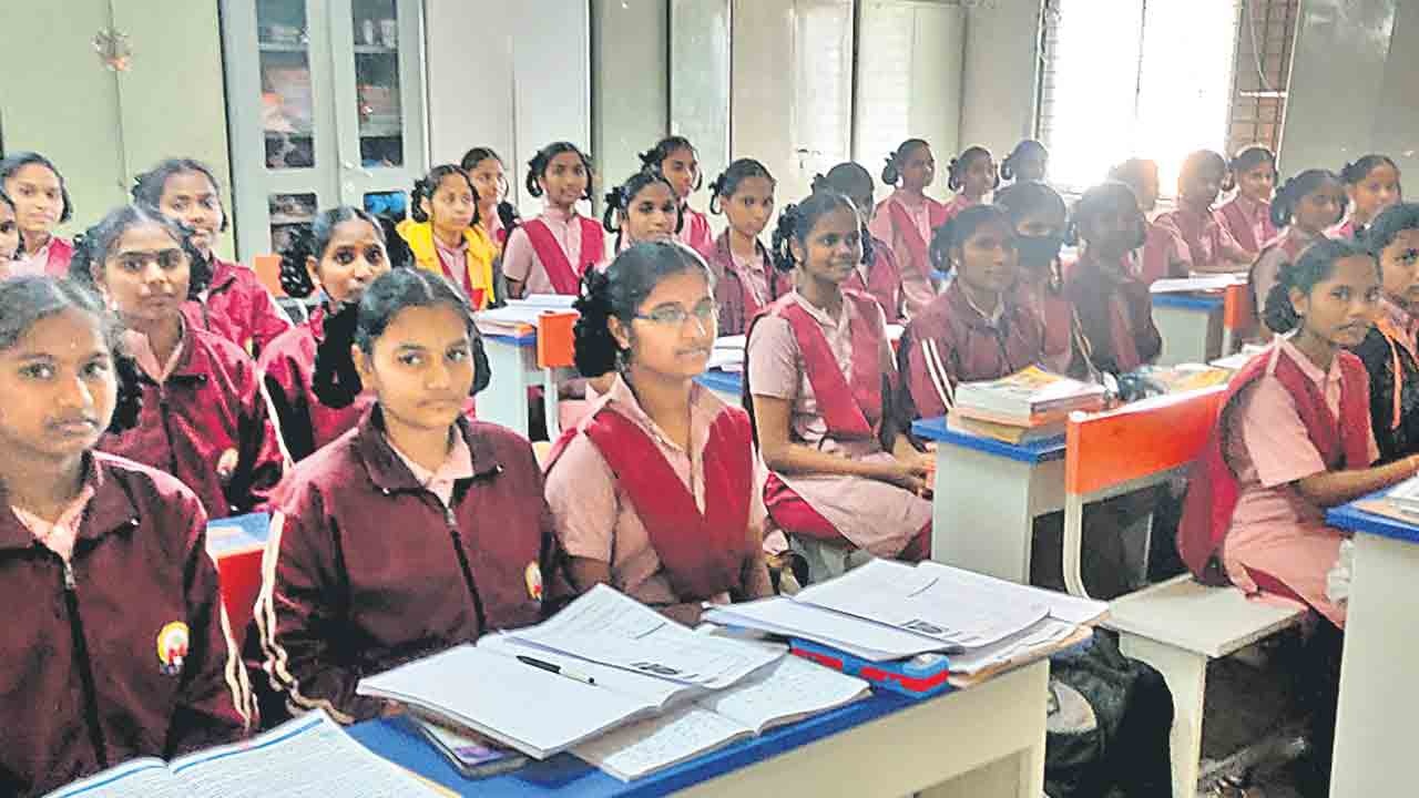 Telangana Gurukul Schools : తెలంగాణలోని గురుకుల విద్యార్థులకు బిగ్ అప్డేట్.. యూనిఫాంలు నెలరోజుల తరువాతే.. కారణాలివే..?