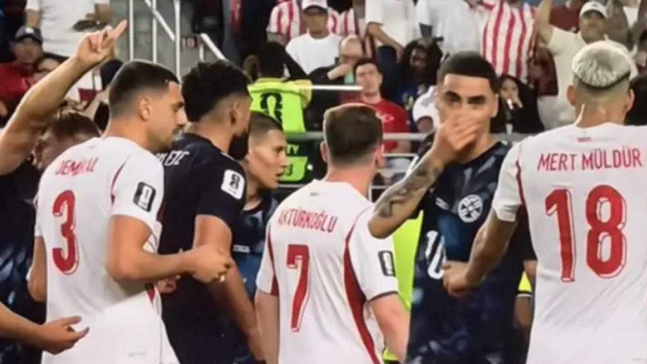 FIFA World Cup 2026 : ఫిఫా ప్ర‌పంచ‌క‌ప్ చ‌రిత్ర‌లో ఇదే తొలిసారి.. నోరు మూసుకున్నందుకు రెడ్ కార్డు..