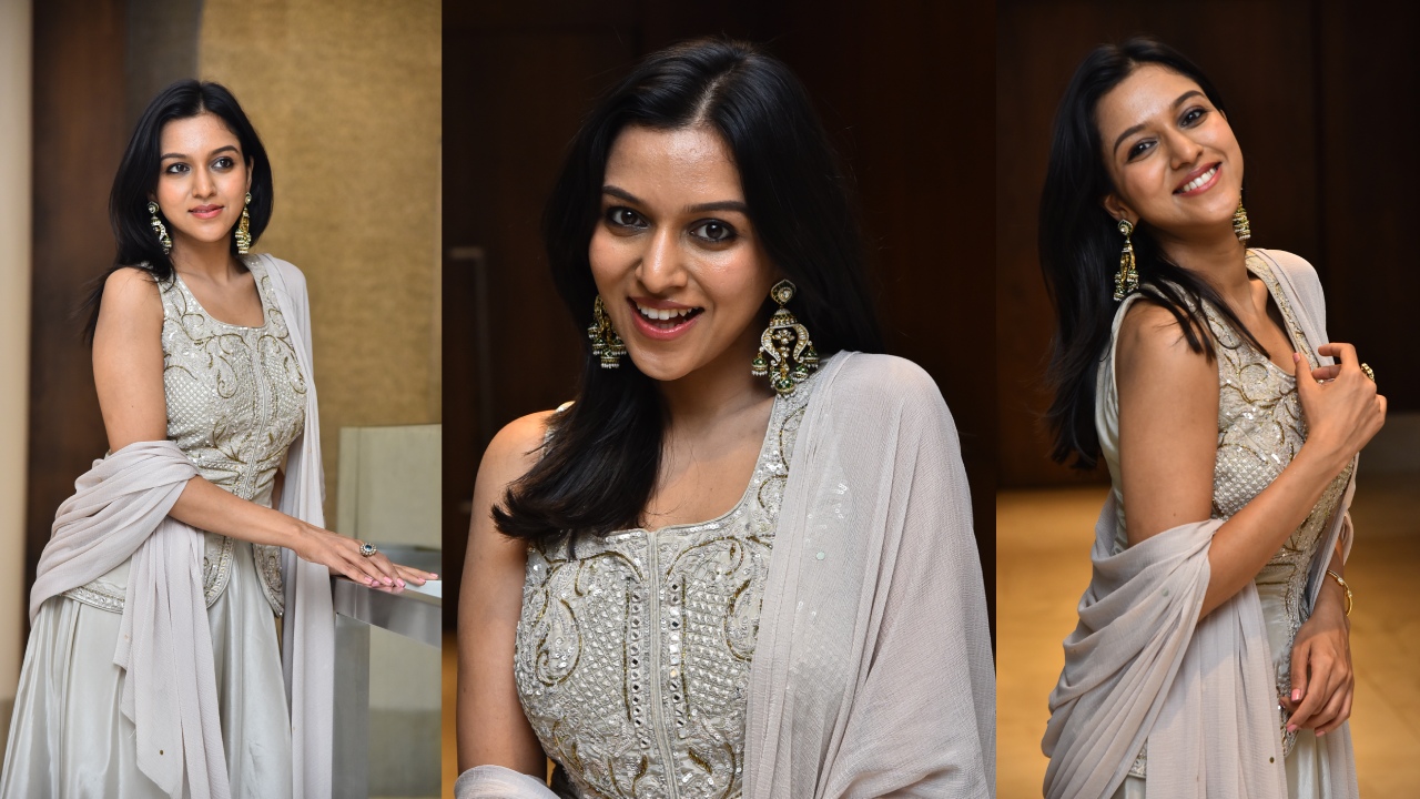 Kavya Anil : క్యూట్ లుక్స్ తో కావ్య అనిల్.. ‘వంద దేవుళ్ళు’ ప్రీ రిలీజ్ ఈవెంట్లో సందడి..