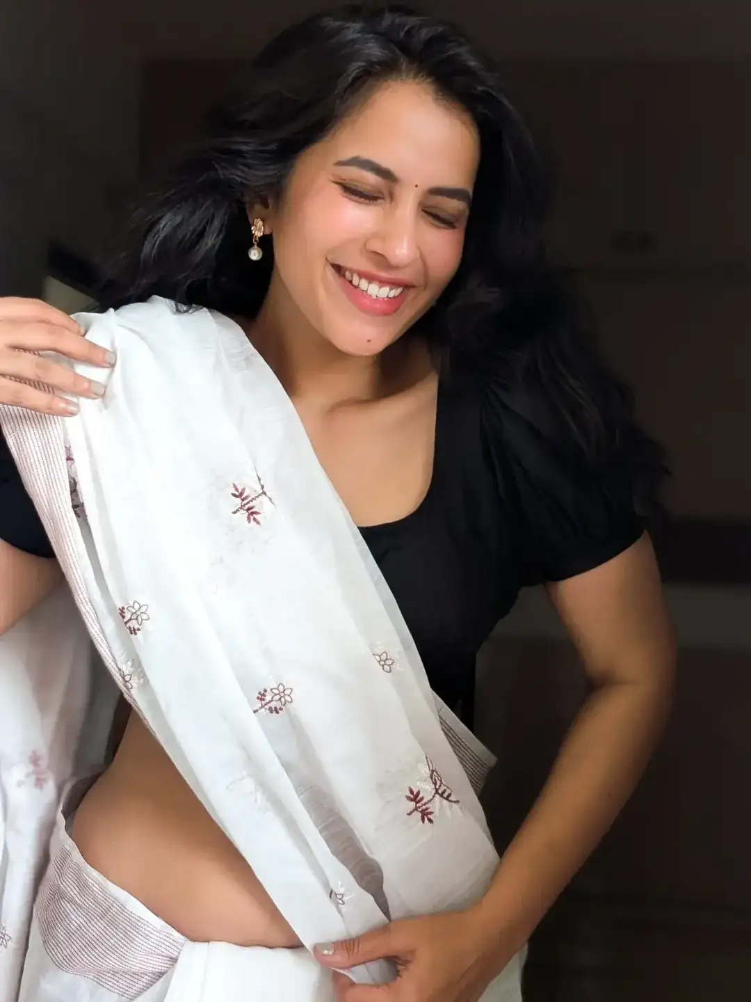 Komalee Prasad Cute Photos in Saree