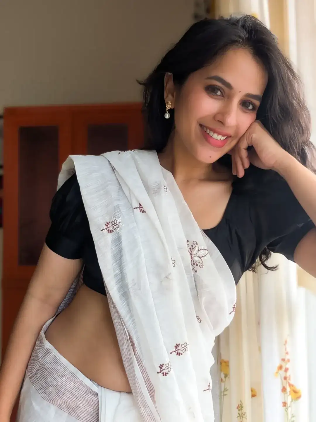 Komalee Prasad Cute Photos in Saree