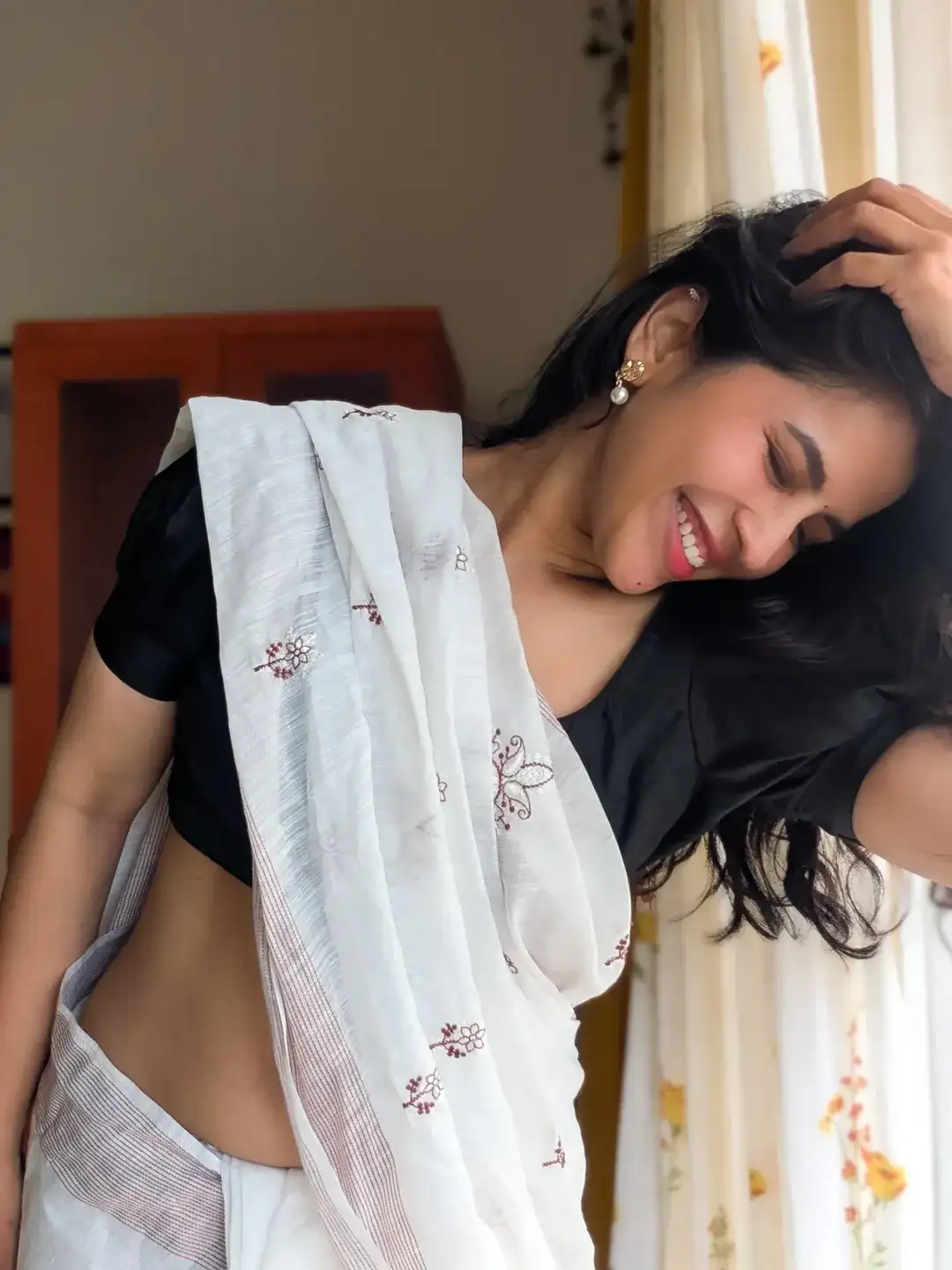 Komalee Prasad Cute Photos in Saree