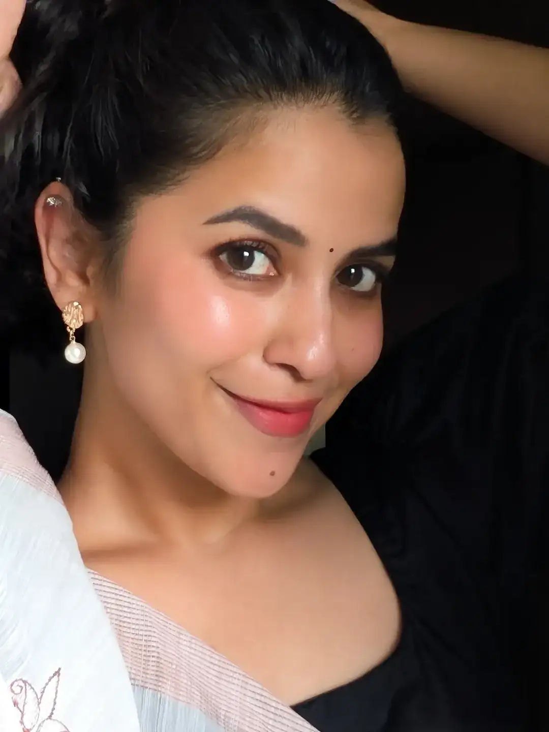 Komalee Prasad Cute Photos in Saree