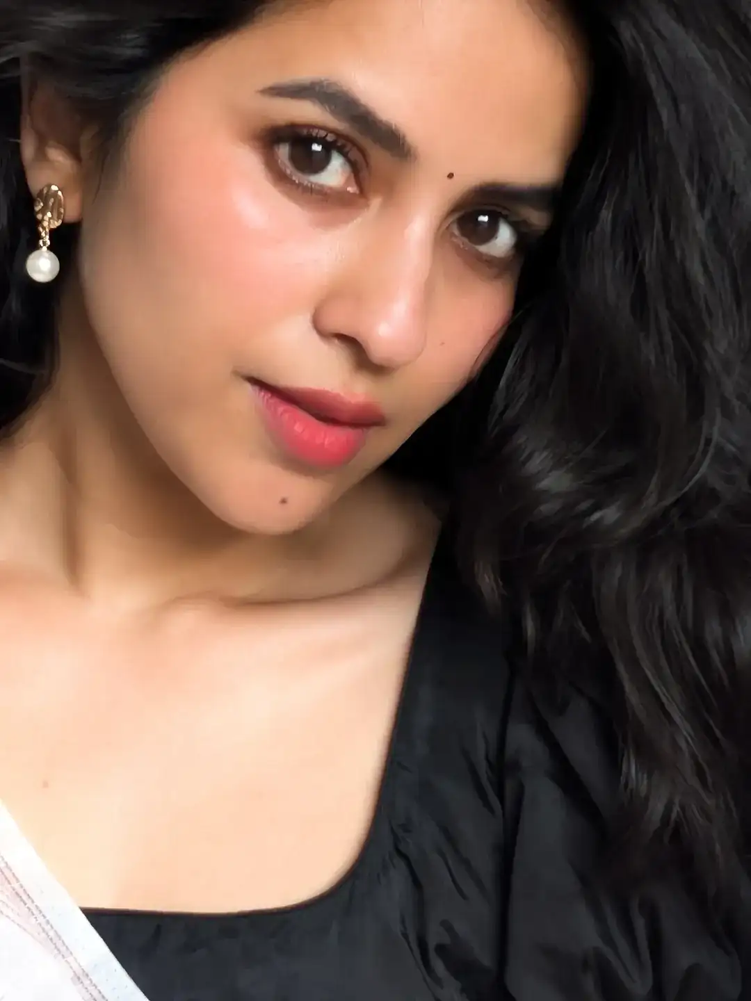 Komalee Prasad Cute Photos in Saree