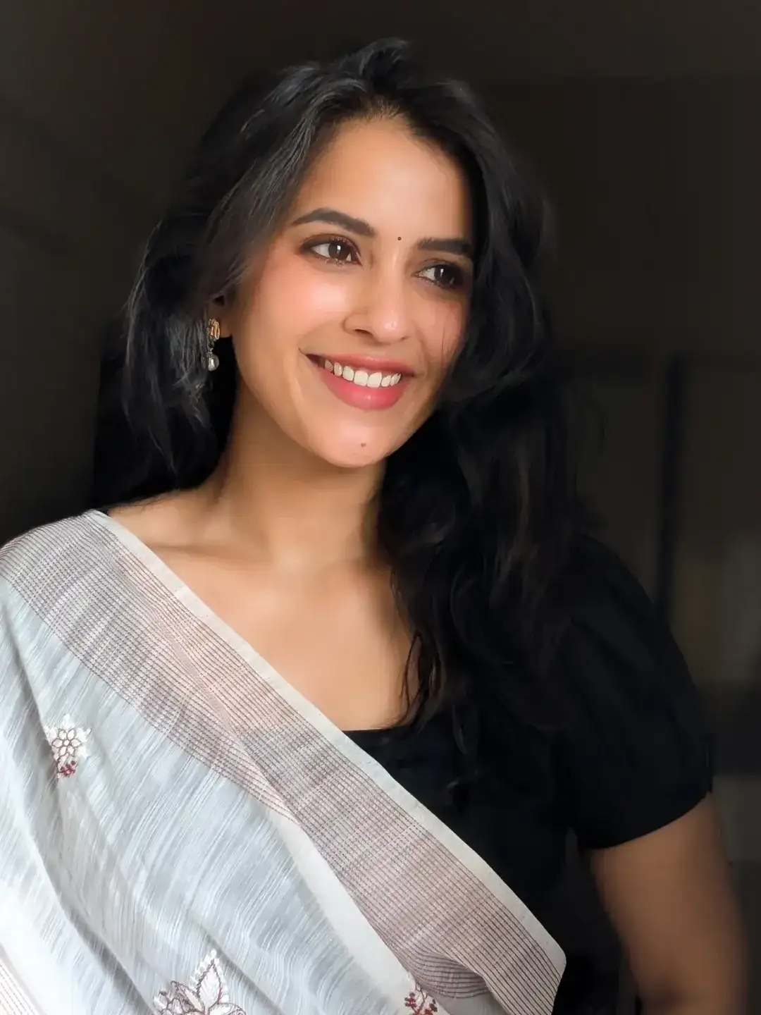 Komalee Prasad Cute Photos in Saree