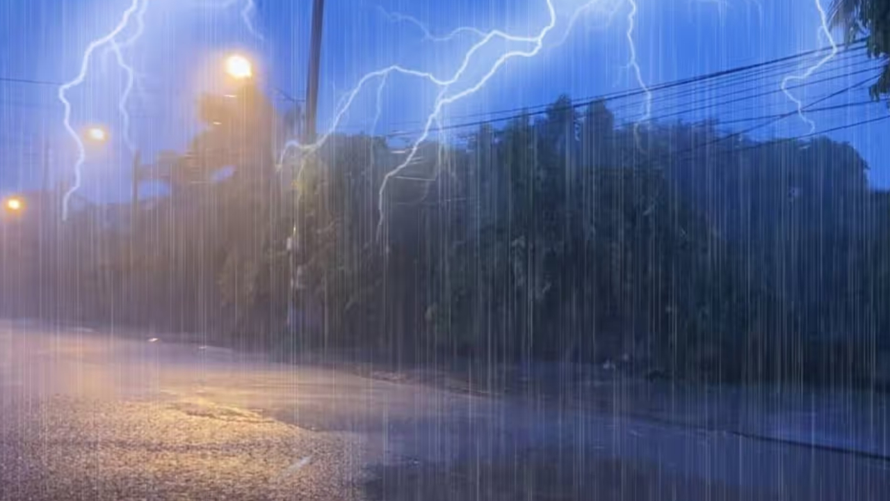 Ap Rains: ఏపీ ప్రజలకు అలర్ట్.. ఈ జిల్లాల్లో పిడుగులతో కూడిన వర్షాలు.. అప్రమత్తంగా ఉండాలంటూ సూచన