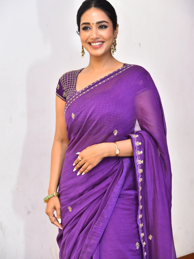 Nivetha Pethuraj Stunning Looks in Saree
