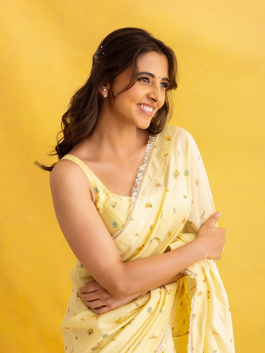 Preethi asrani stunning looks in Yellow color saree