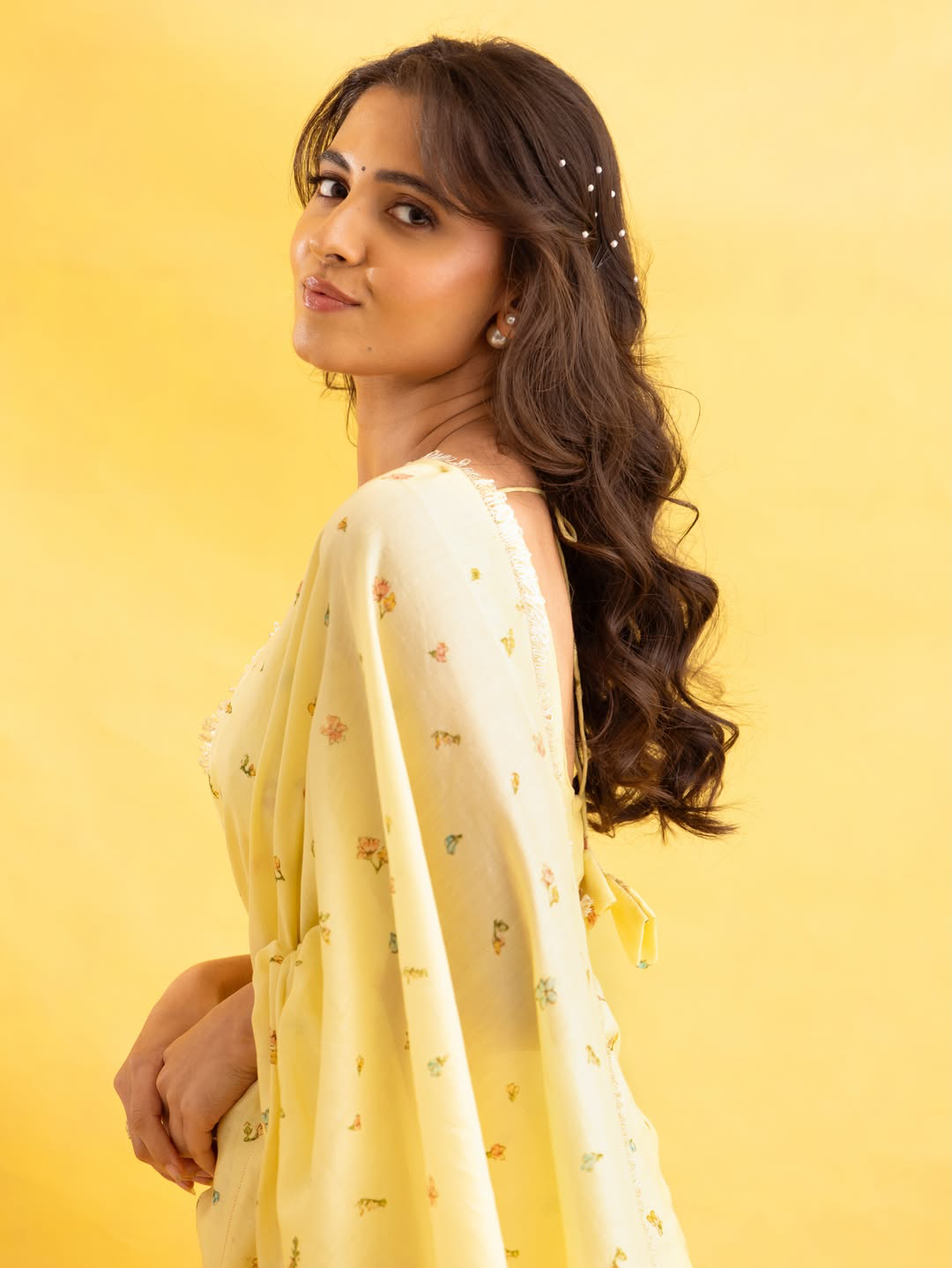 Preethi asrani stunning looks in Yellow color saree