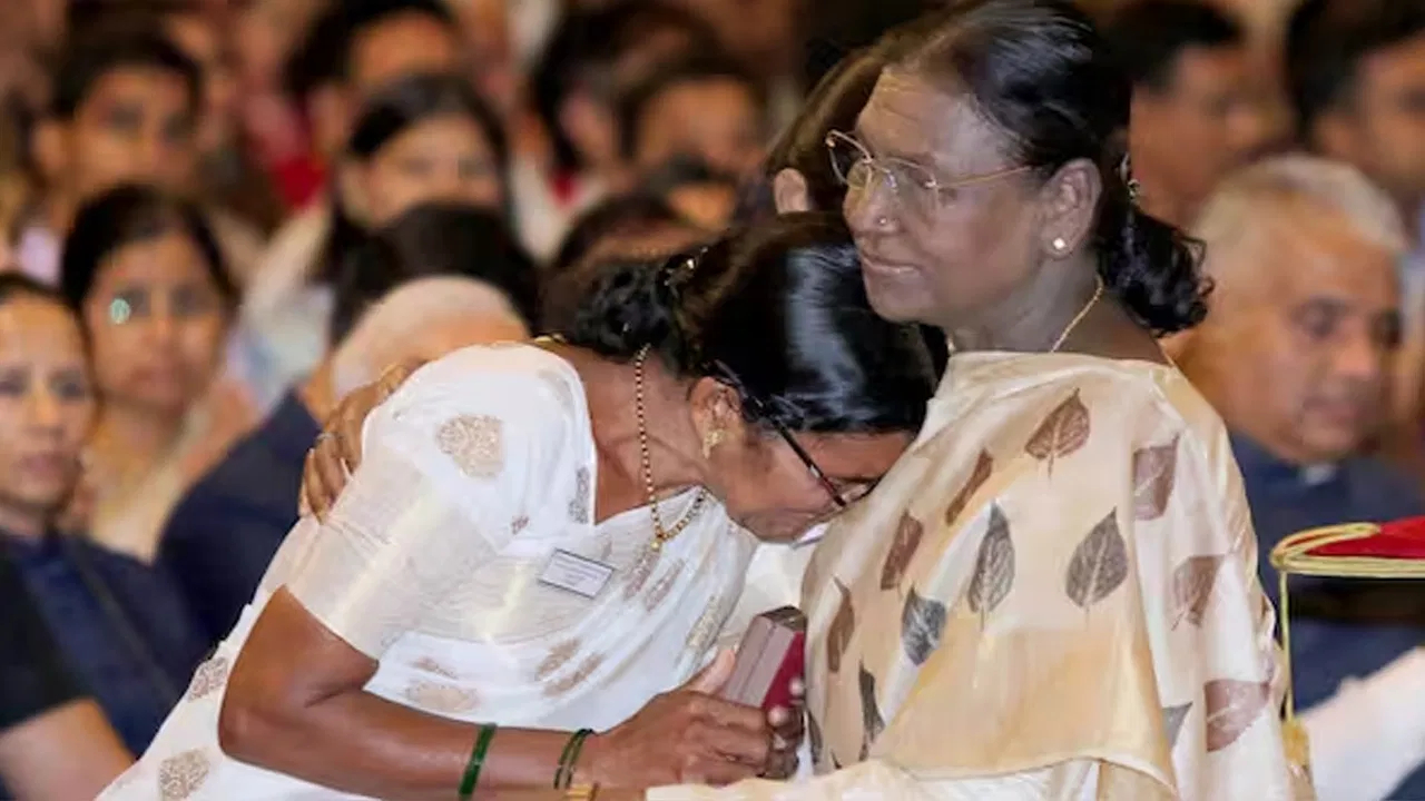 Droupadi Murmu: అమవీరుడి తల్లి ఆవేదన.. గుండెలకు హత్తుకున్న రాష్ట్రపతి.. రాష్ట్రపతి భవన్‌లో కన్నీళ్లు పెట్టించిన దృశ్యం