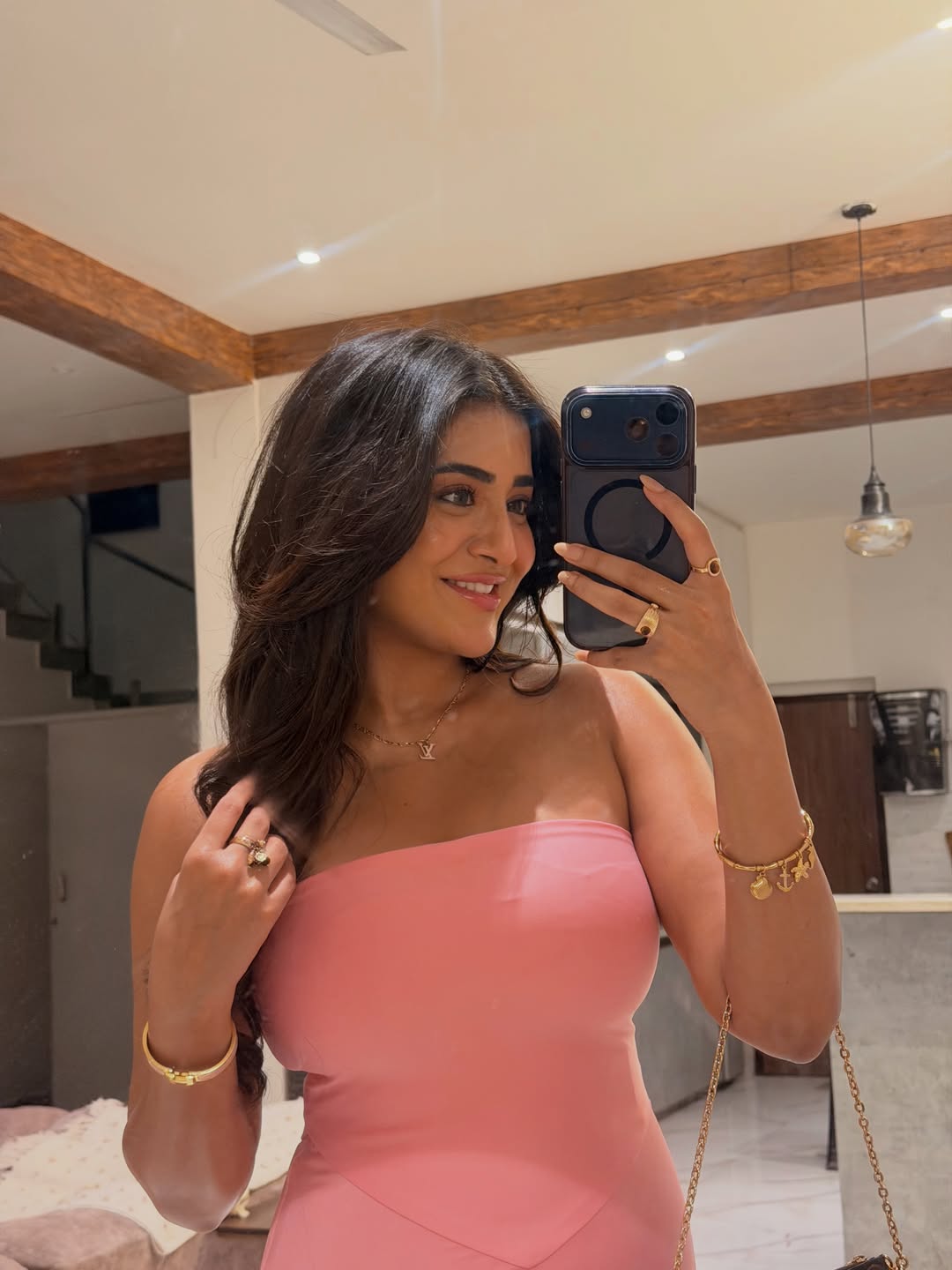 Rashi Singh Enjoying in Pub