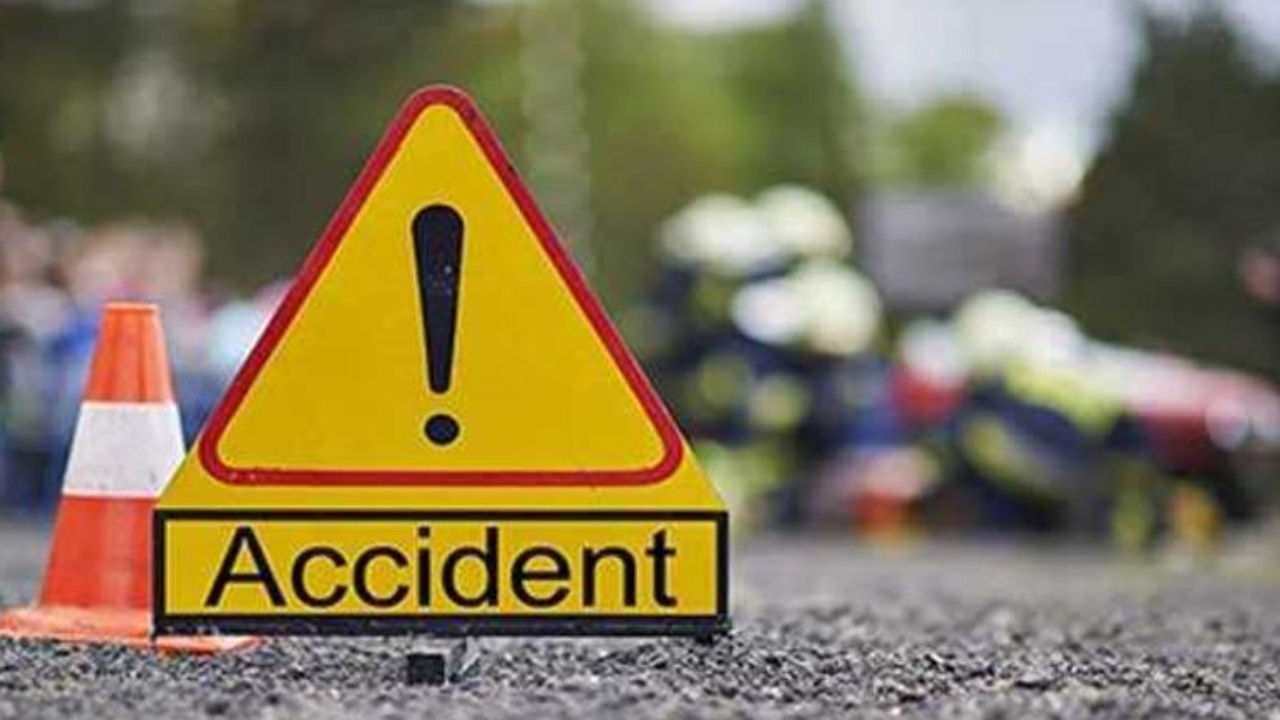 Road Accident : ఏపీలో ఘోర రోడ్డు ప్రమాదం.. ఆగిఉన్న లారీని ఢీకొట్టిన తుఫాను వాహనం