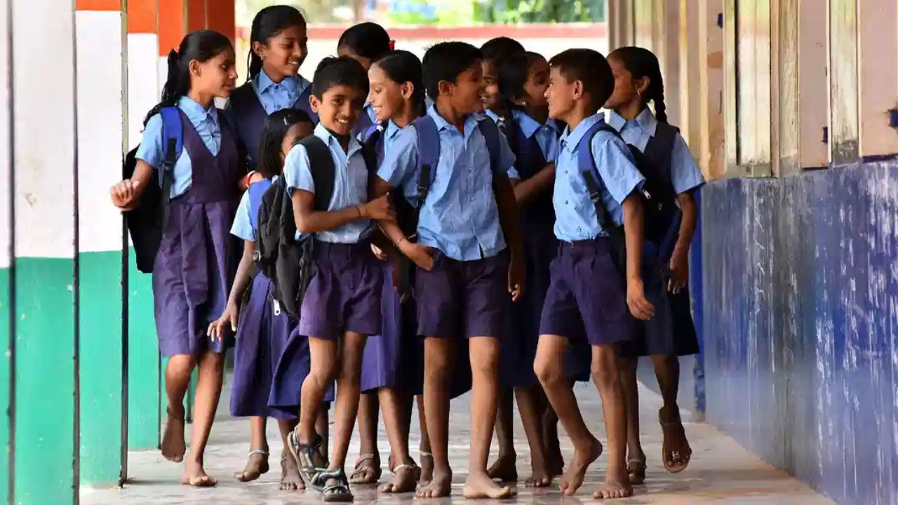 School Uniform : తెలంగాణలో విద్యార్థులకు అలర్ట్.. స్కూల్ యూనిఫామ్స్‌లో భారీ మార్పులు.. కొత్త డ్రెస్ కోడ్ ఇదే..