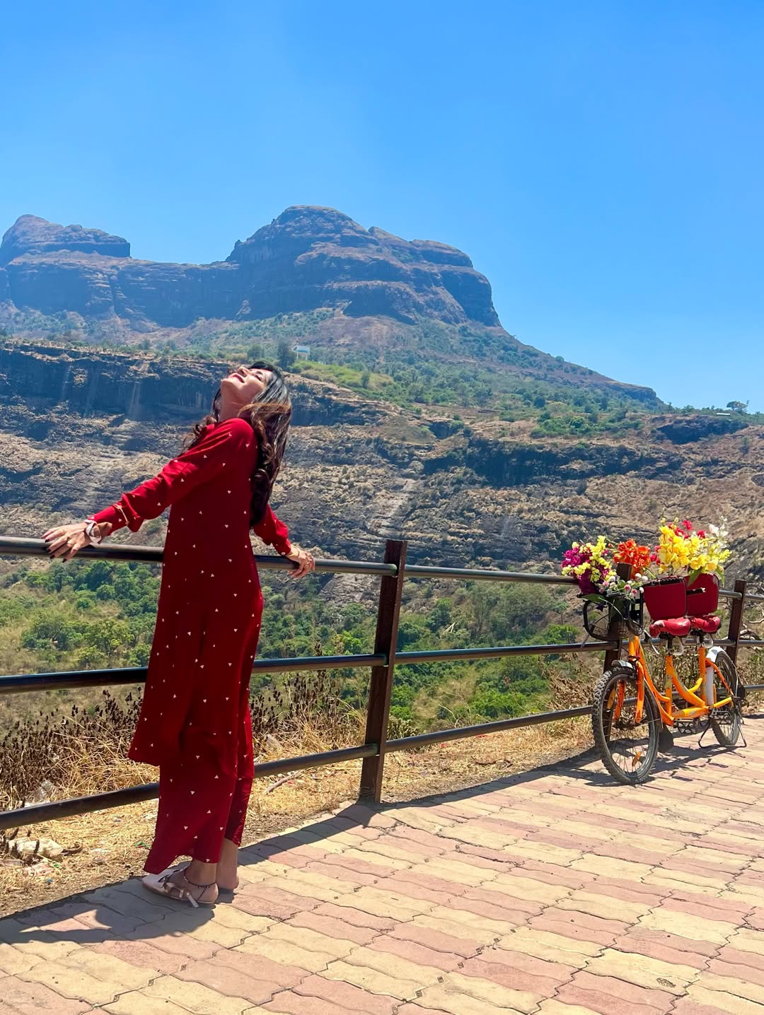 Serial actress Vasanthi Krishnan visits Saptashrungi Ammavari temple