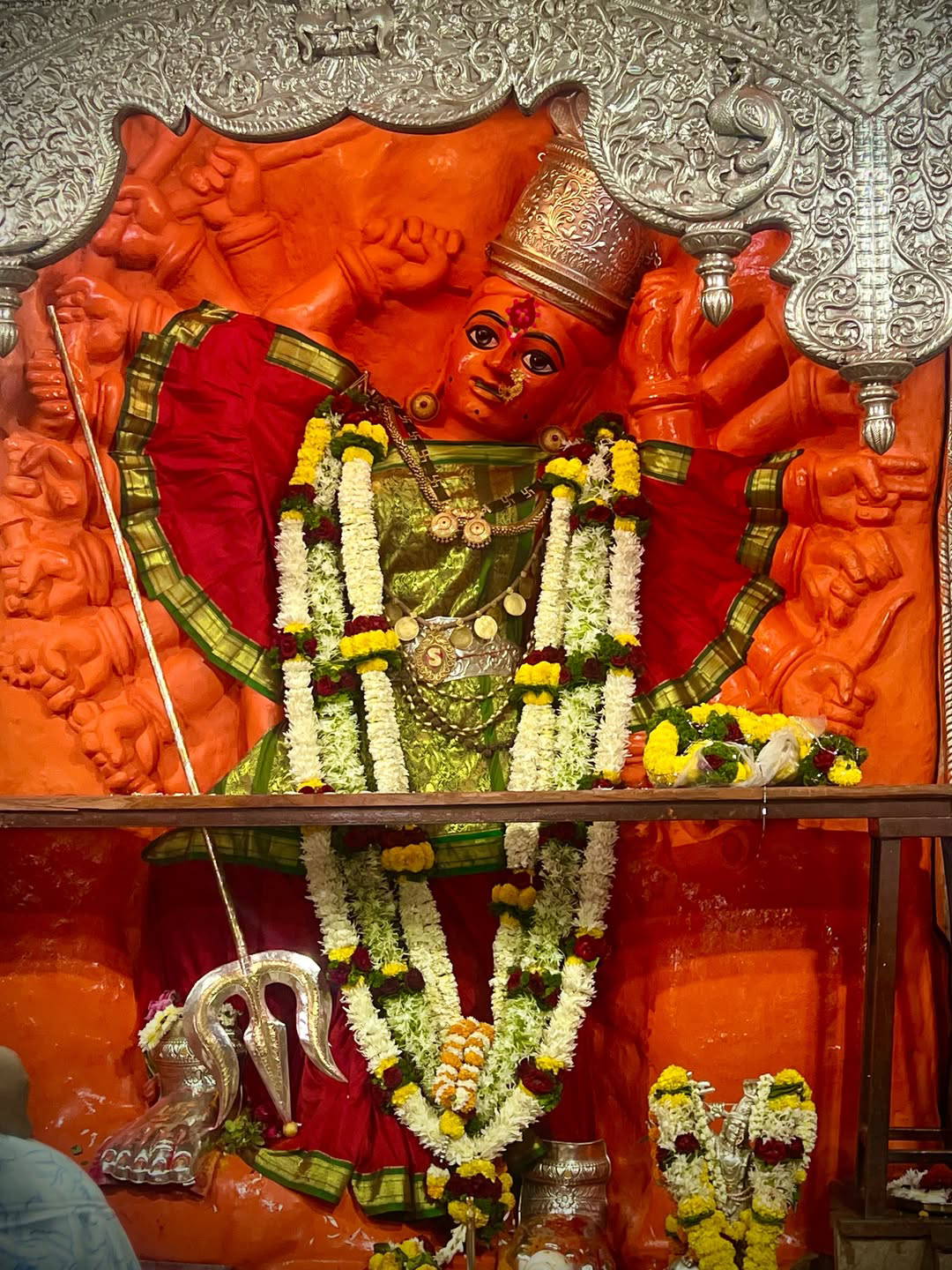 Serial actress Vasanthi Krishnan visits Saptashrungi Ammavari temple