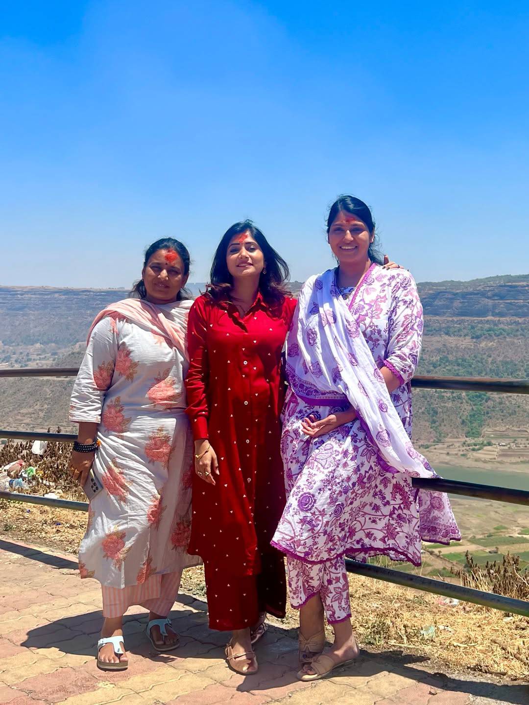 Serial actress Vasanthi Krishnan visits Saptashrungi Ammavari temple