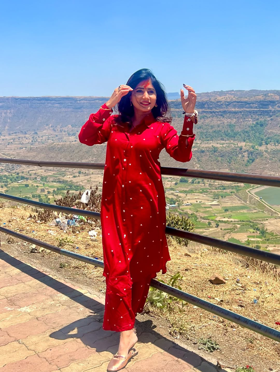 Serial actress Vasanthi Krishnan visits Saptashrungi Ammavari temple