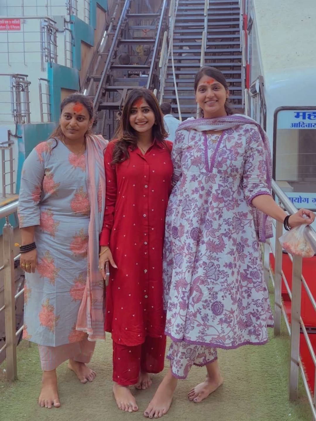 Serial actress Vasanthi Krishnan visits Saptashrungi Ammavari temple