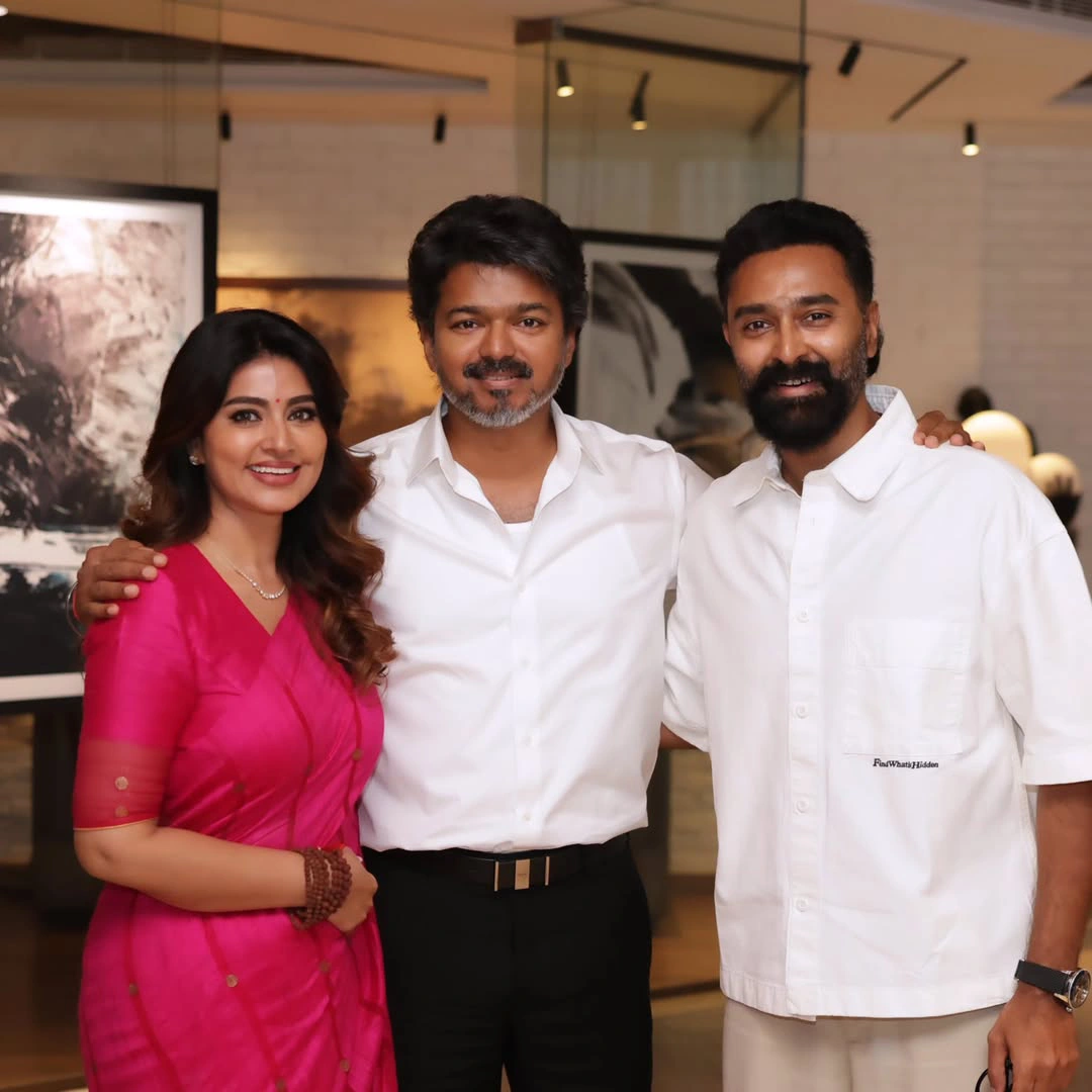 Sneha Meets CM Vijay with Family