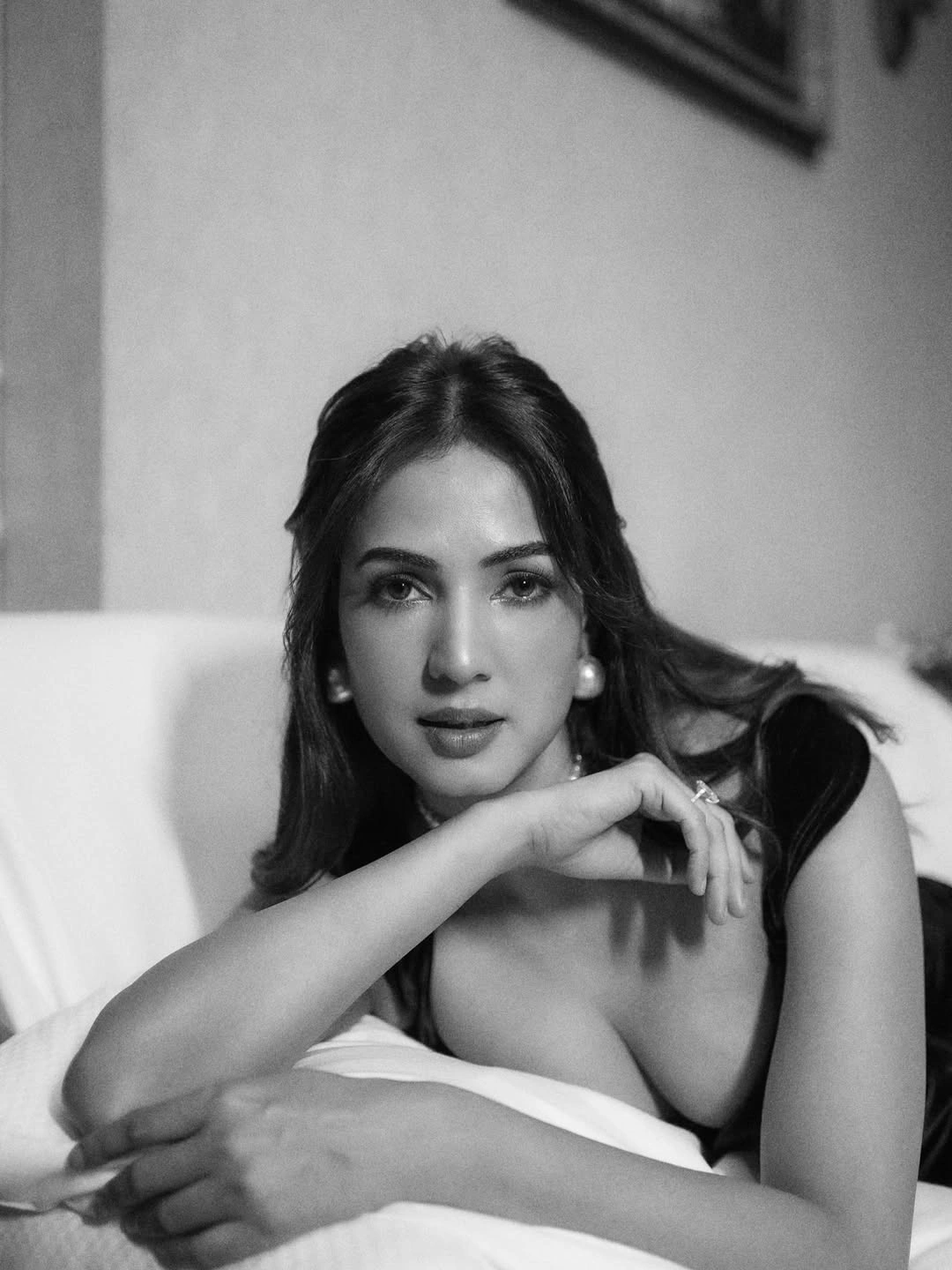 Sonal Chauhan Stunning Looks in Modern Dress