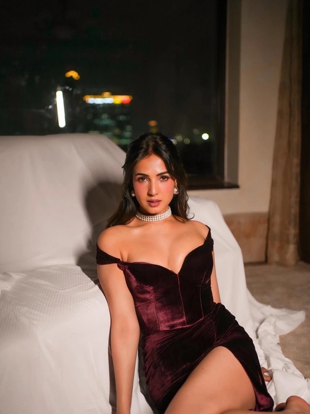 Sonal Chauhan Stunning Looks in Modern Dress