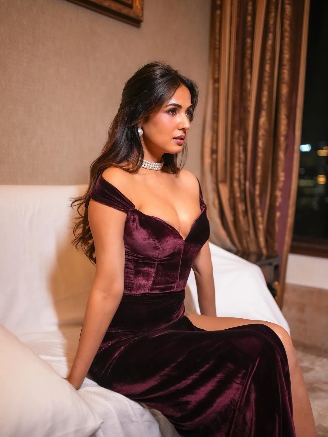 Sonal Chauhan Stunning Looks in Modern Dress