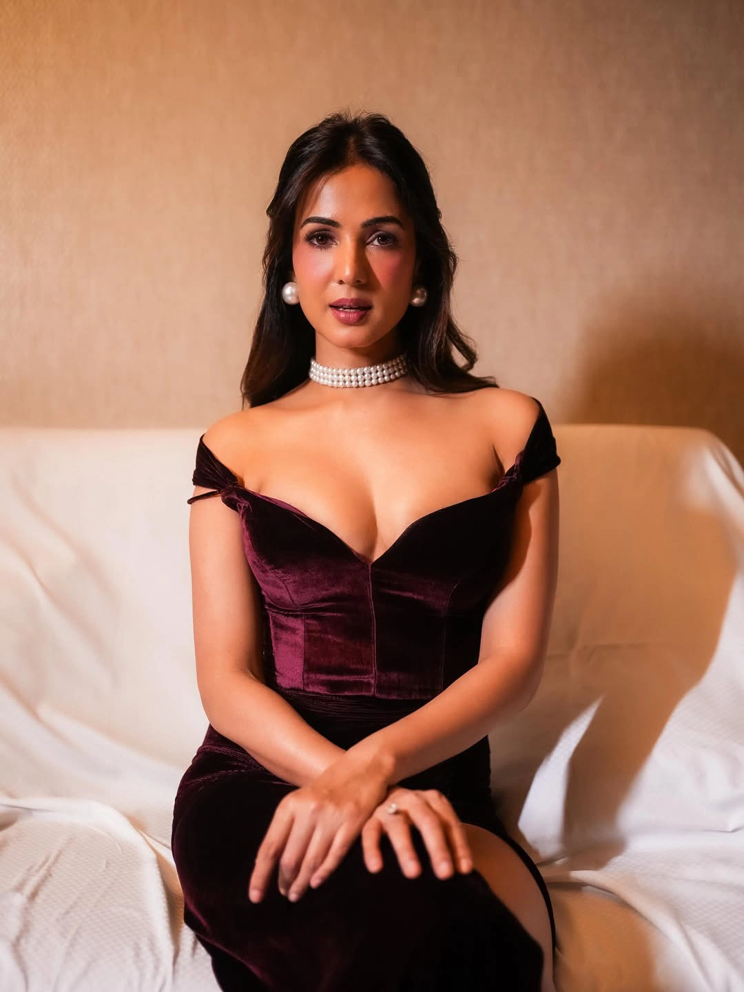 Sonal Chauhan Stunning Looks in Modern Dress
