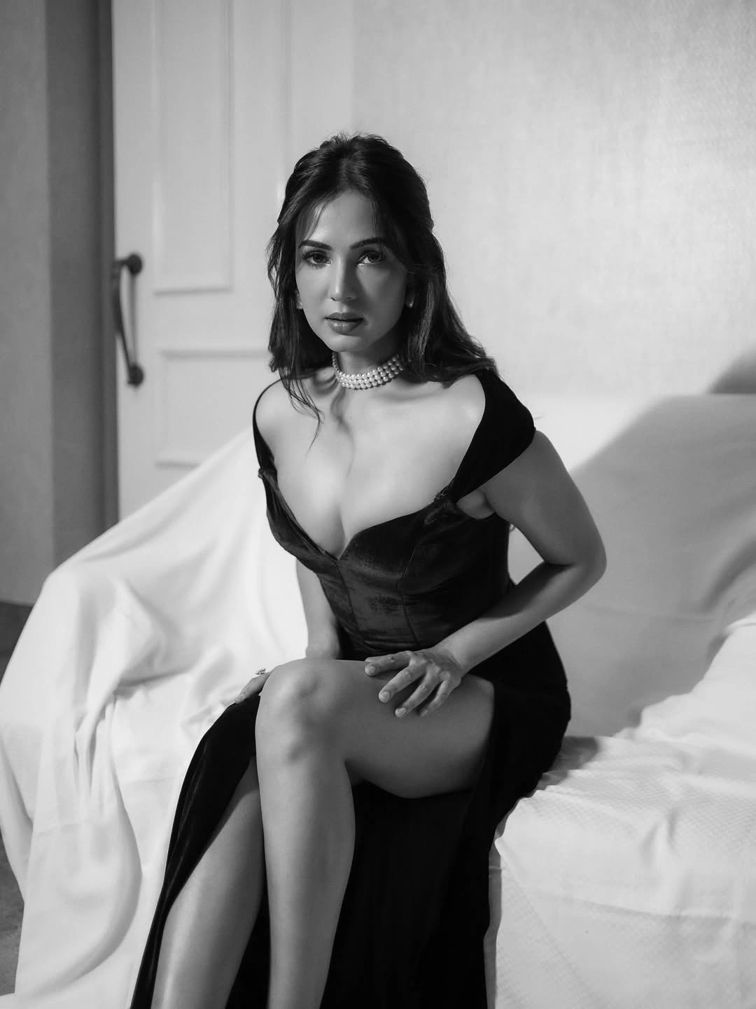 Sonal Chauhan Stunning Looks in Modern Dress