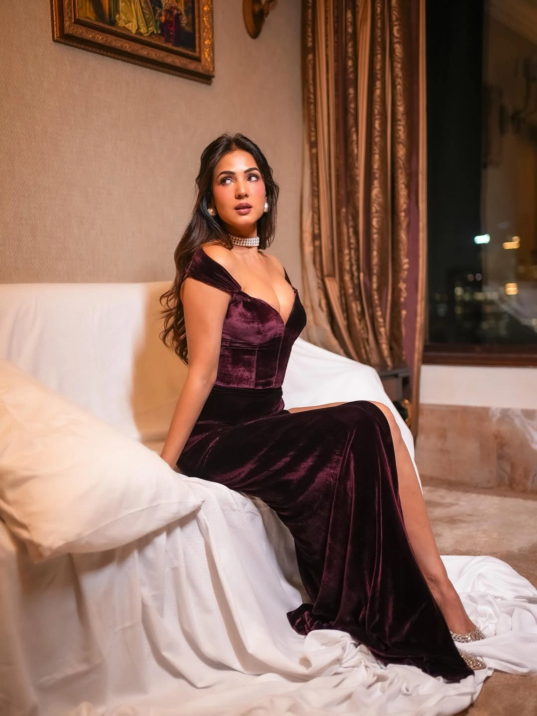 Sonal Chauhan Stunning Looks in Modern Dress