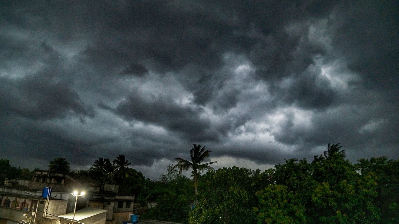 Rain Alert : తెలంగాణలోని ఈ జిల్లాల్లో మూడ్రోజులు వర్షాలు.. భీకర గాలులు.. రెడ్ అలర్ట్ జారీ.. అప్రమత్తంగా ఉండాలని హెచ్చరికలు