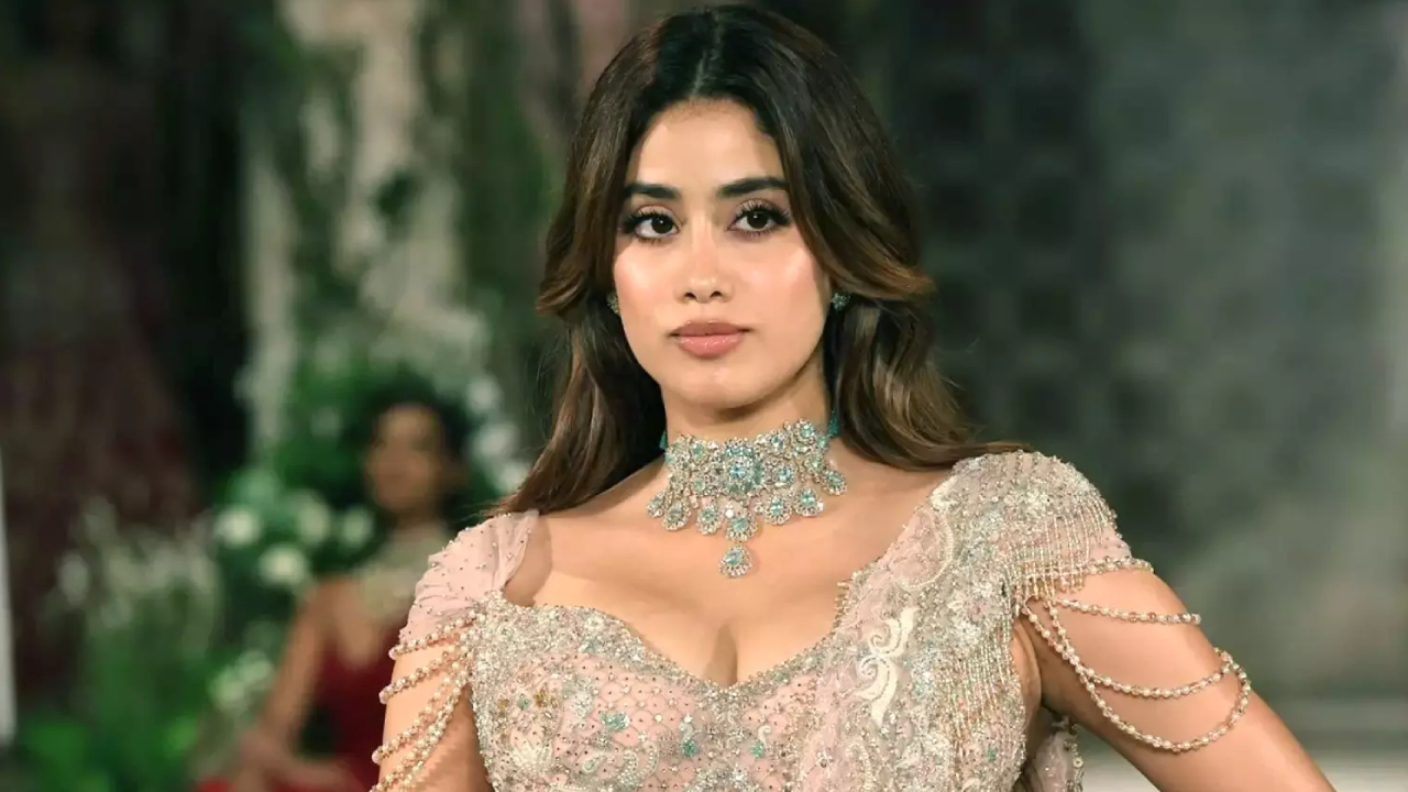 Janhvi Kapoor: లవ్ లైఫ్ కన్ఫర్మ్ చేసిన జాన్వీ.. టీ-షర్ట్‌పై ప్రియుడి పేరు.. నెట్టింట ఫొటోలు వైరల్