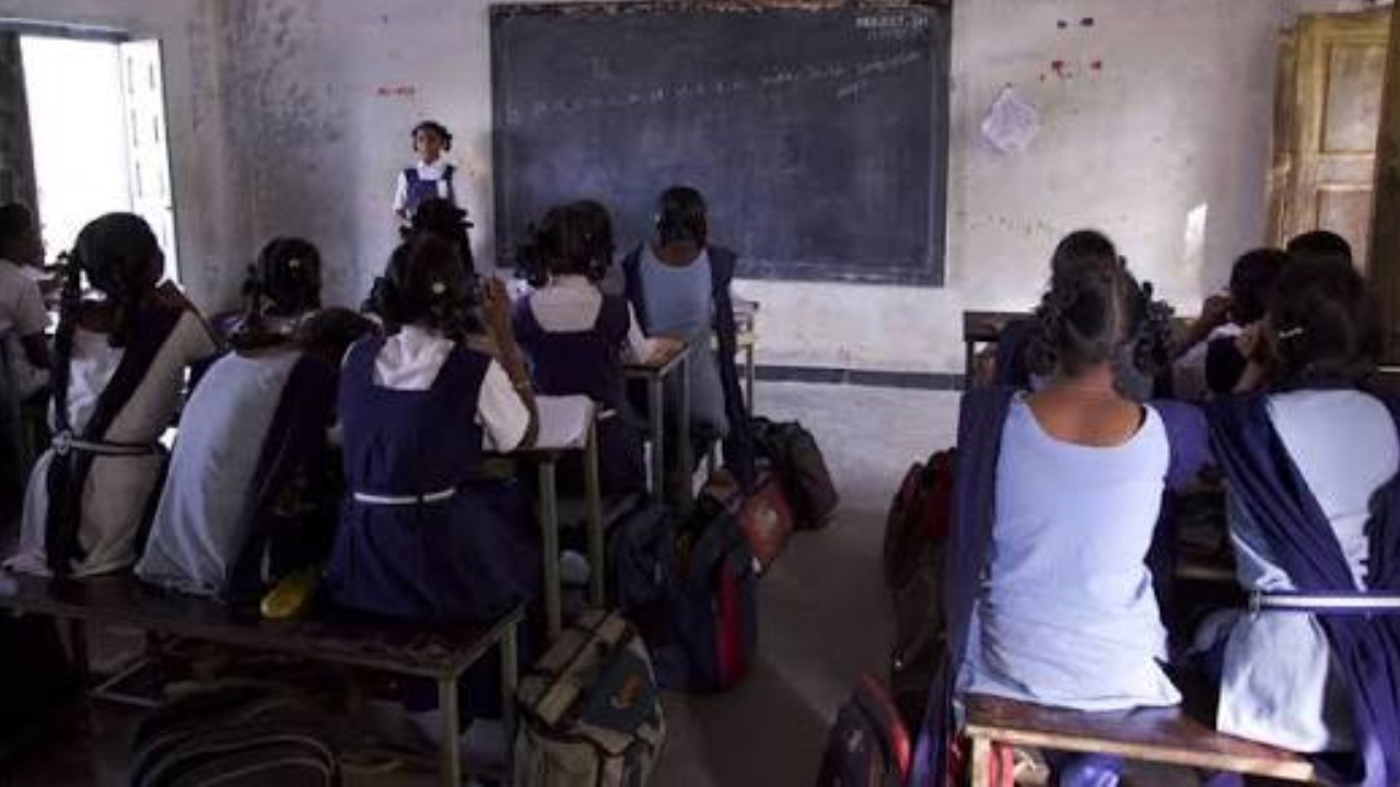 Government School : ప్రభుత్వ బడిలో చేరితే రూ.1000.. టీచర్ సంచలన నిర్ణయం! బడిని కాపాడేందుకు జీతాన్ని పంచుతున్న గురువు