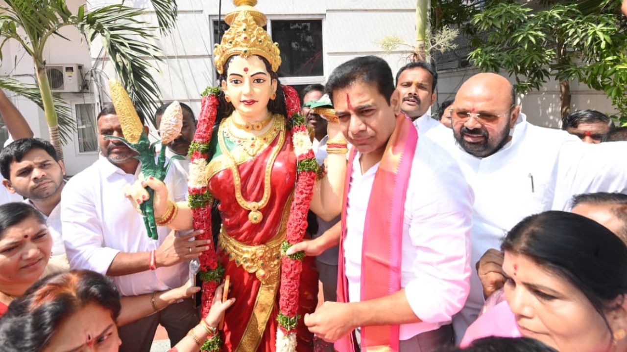 KTR : తెలంగాణ భవన్‌లో రాష్ట్ర ఆవిర్భావ దినోత్సవ వేడుకలు.. కేటీఆర్ కీలక కామెంట్స్.. అందుకే సింహం తన కథ తను చెప్పుకోవాలి