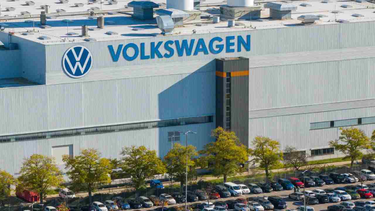 Volkswagen: ఆటోమొబైల్ రంగంలో భారీ షాక్.. ఫోక్స్‌వ్యాగన్‌ లో లక్ష ఉద్యోగాల కోత.. నాలుగు ప్లాంట్లు క్లోజ్